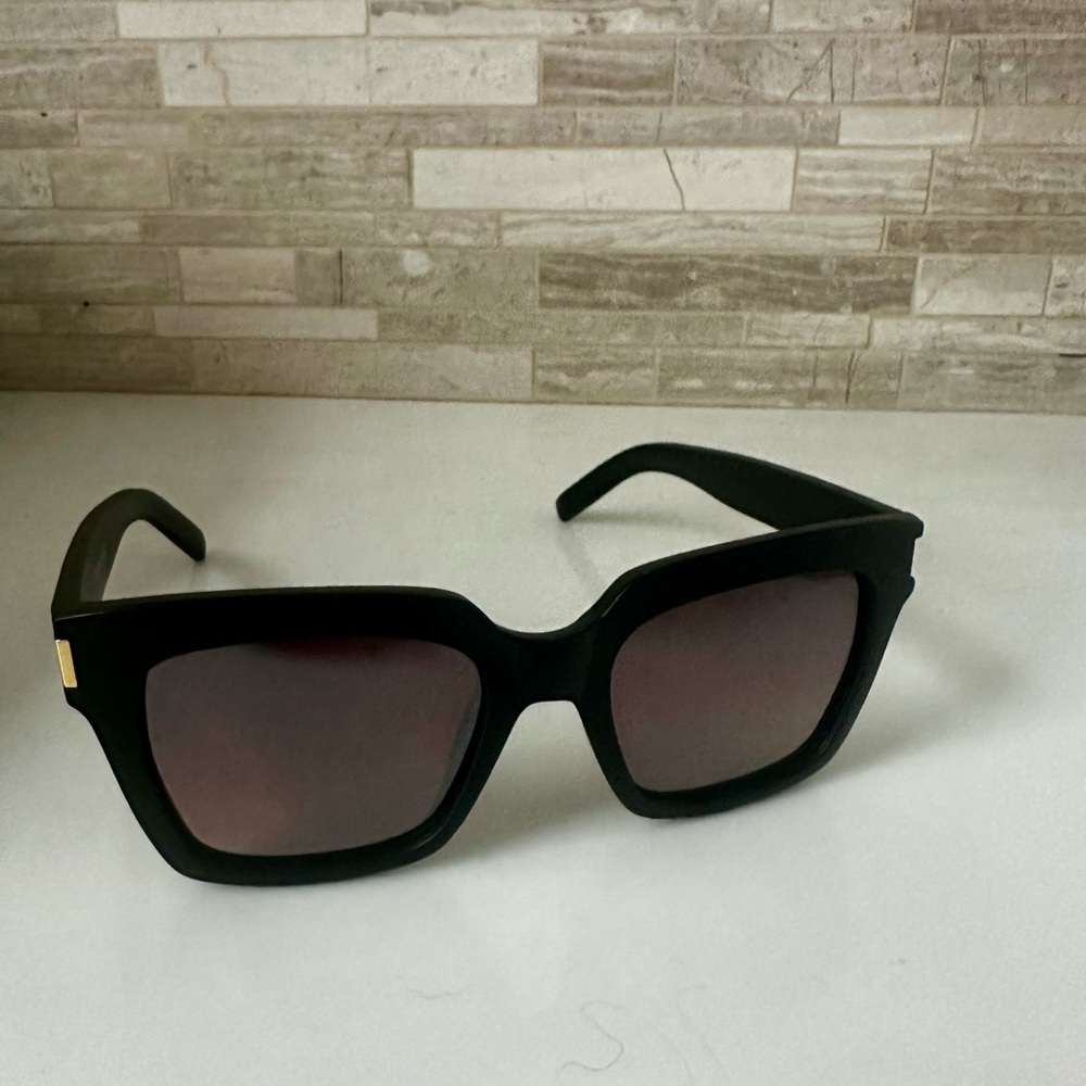 Nectar Emerald Isle sun glasses: Black frame Rose Lens